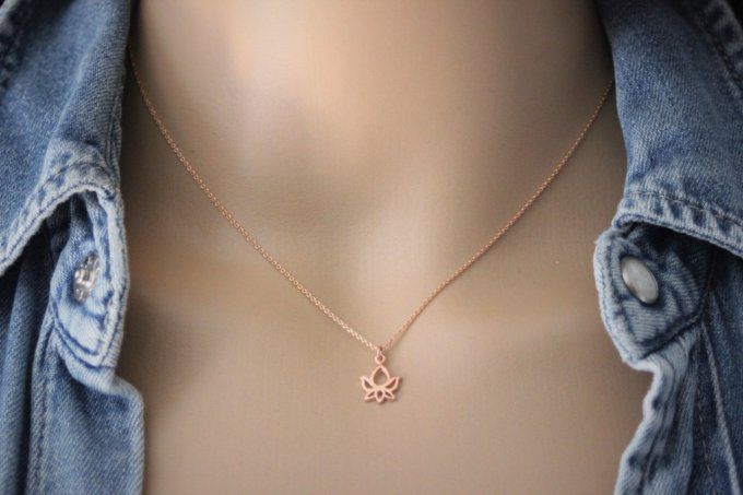 Collier or rose pendentif fleur de lotus