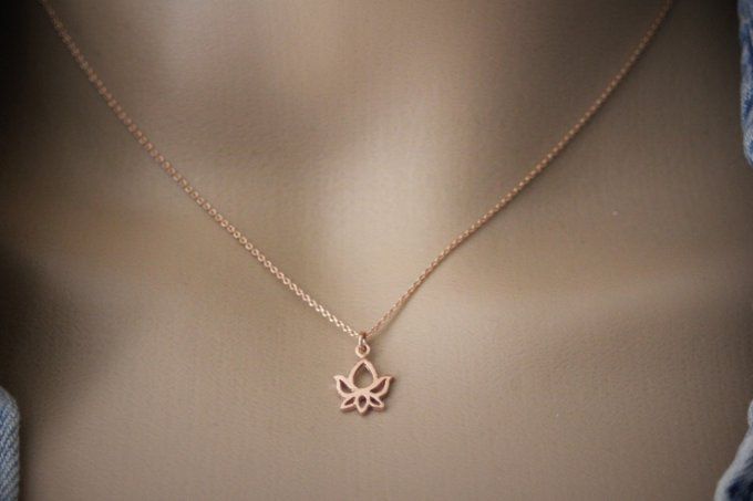 Collier or rose pendentif fleur de lotus