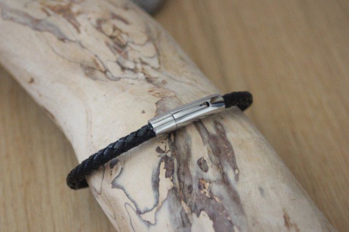 Bracelet en cuir tressé fermoir acier à clip 