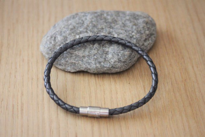 Bracelet en cuir gris tressé fermoir acier