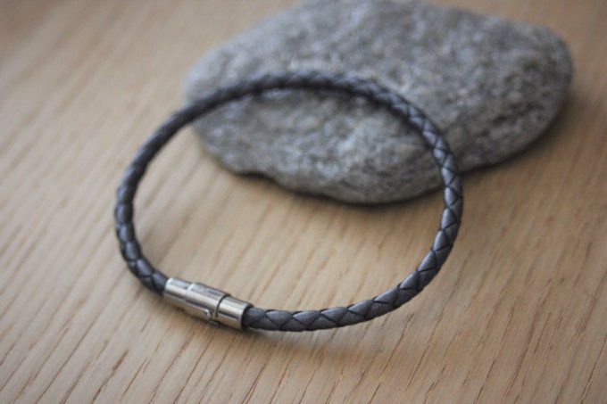 Bracelet en cuir gris tressé fermoir acier