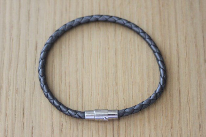 Bracelet en cuir gris tressé fermoir acier