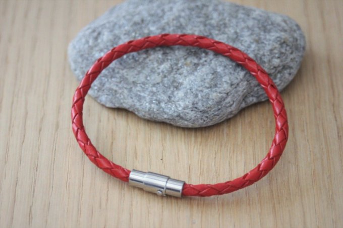 Bracelet en cuir rouge tressé fermoir acier