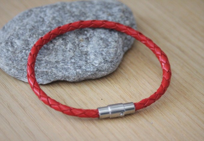 Bracelet en cuir rouge tressé fermoir acier