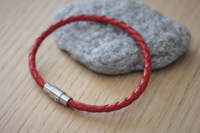 Bracelet en cuir rouge tressé fermoir acier