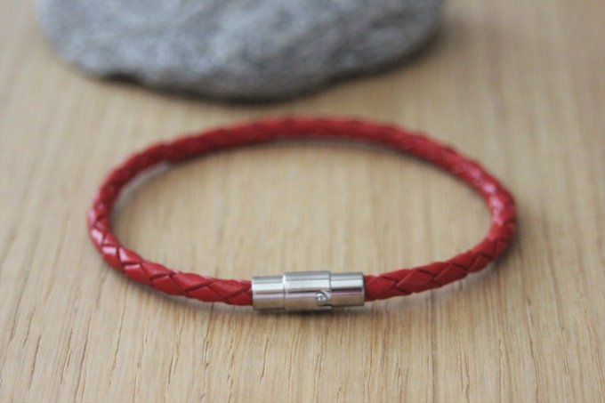 Bracelet en cuir rouge tressé fermoir acier