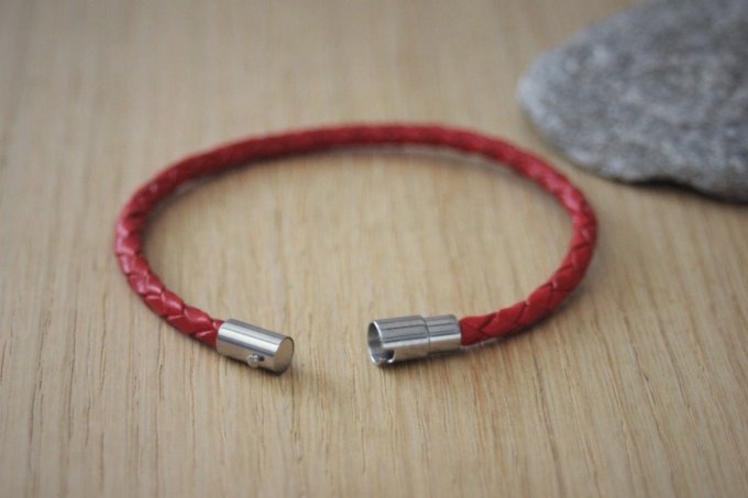 Bracelet en cuir rouge tressé fermoir acier
