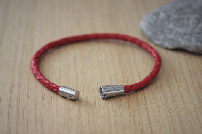 Bracelet en cuir rouge tressé fermoir acier 