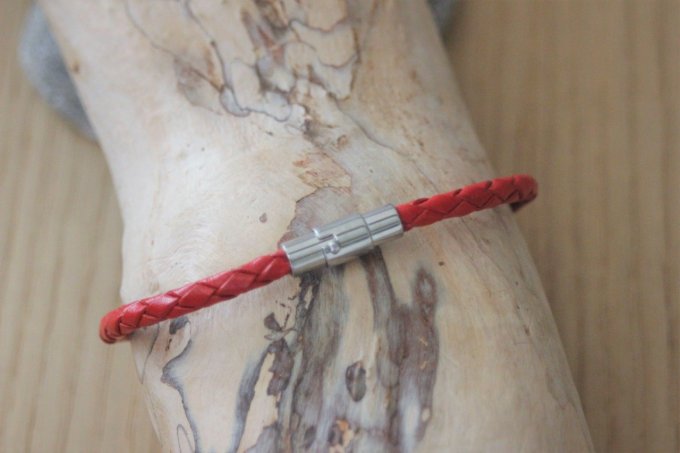 Bracelet en cuir rouge tressé fermoir acier