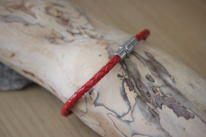 Bracelet en cuir rouge tressé fermoir acier