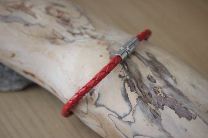 Bracelet en cuir rouge tressé fermoir acier 