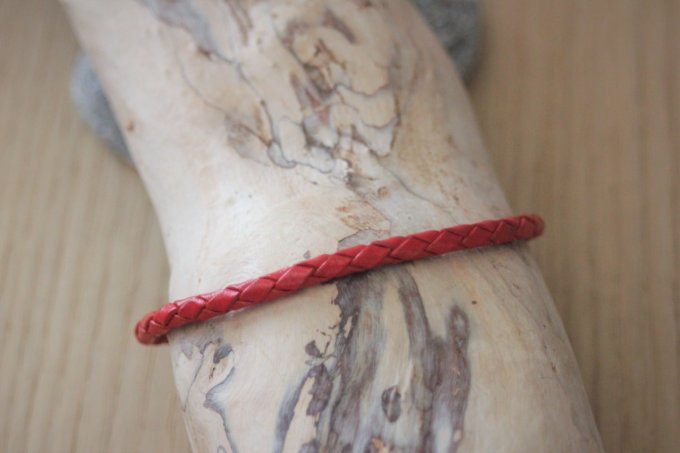 Bracelet en cuir rouge tressé fermoir acier 