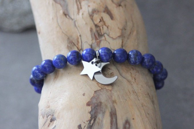 Bracelet perles lapis lazuli et breloques lune et étoile en acier
