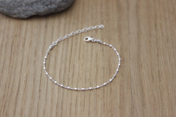 Bracelet argent chaine avec petites perles carrées