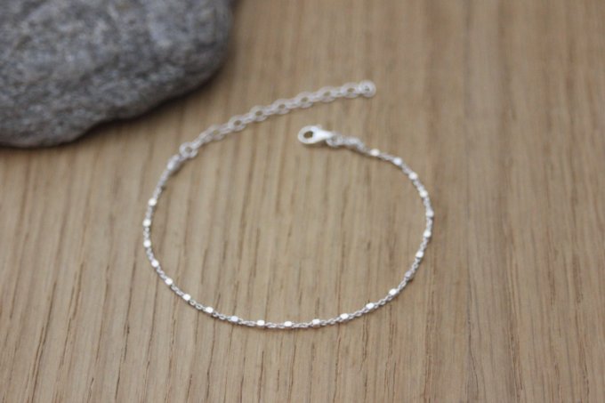 Bracelet argent chaine avec petites perles carrées