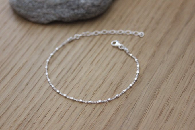 Bracelet argent chaine avec petites perles carrées