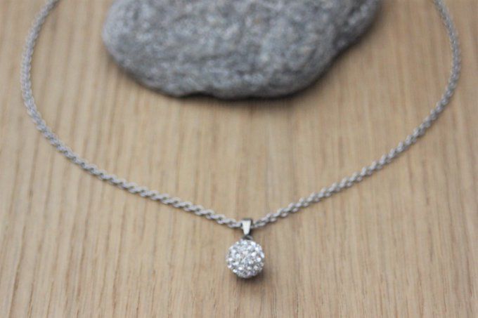 Collier acier pendentif boule strass style diamant