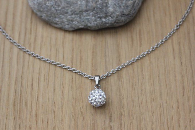 Collier acier pendentif boule strass style diamant