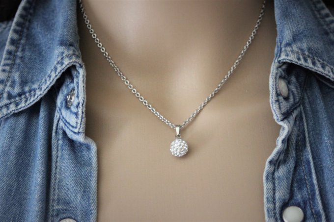 Collier acier pendentif boule strass style diamant