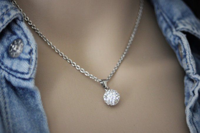 Collier acier pendentif boule strass style diamant