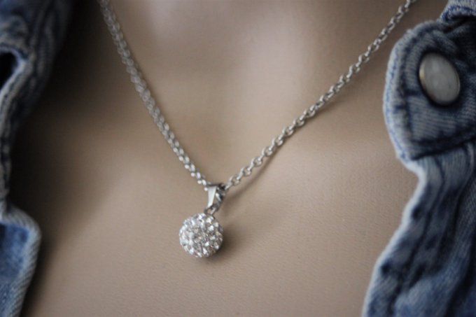 Collier acier pendentif boule strass style diamant