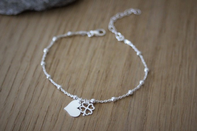 Bracelet argent massif chaine perlée breloque trèfle et coeur à graver