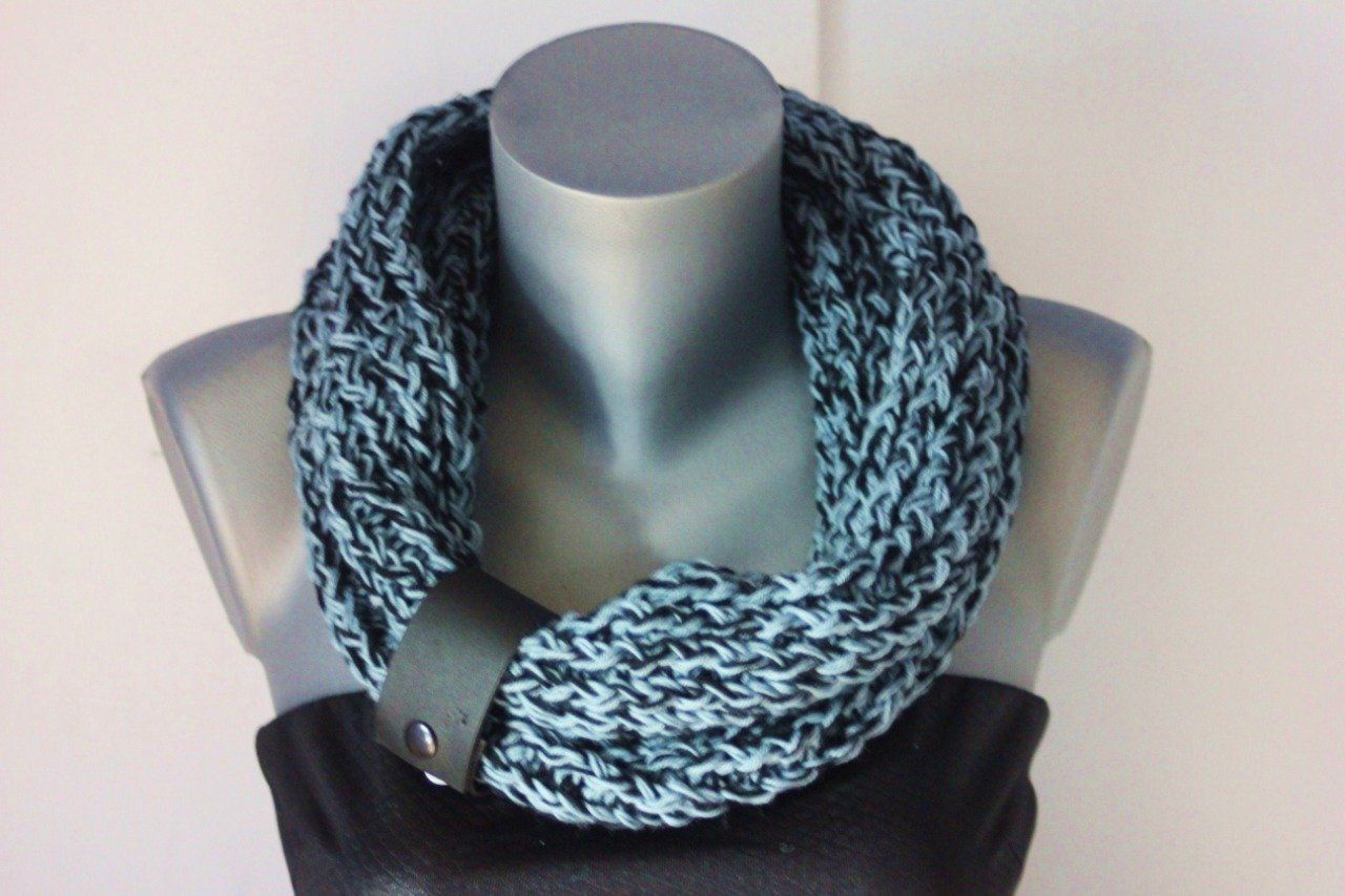 Echarpe Snood laine bleu gris et noir lacet en cuir noir