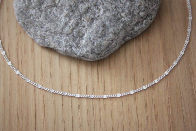 Collier argent massif chaine gourmette avec petits carrés plats