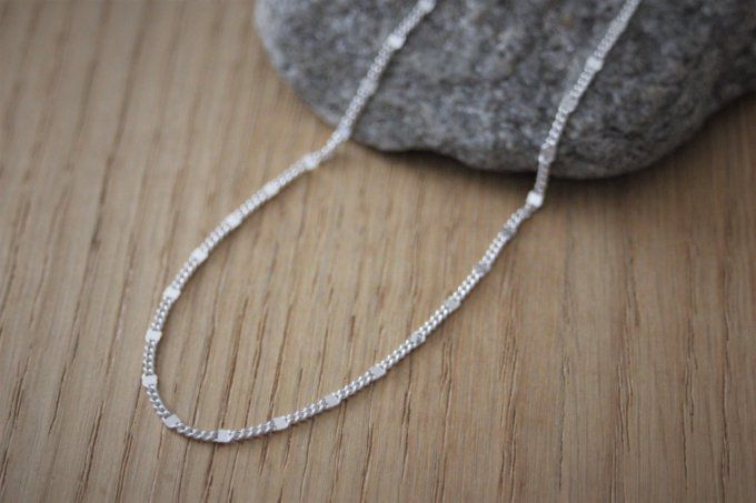 Collier argent massif chaine gourmette avec petits carrés plats