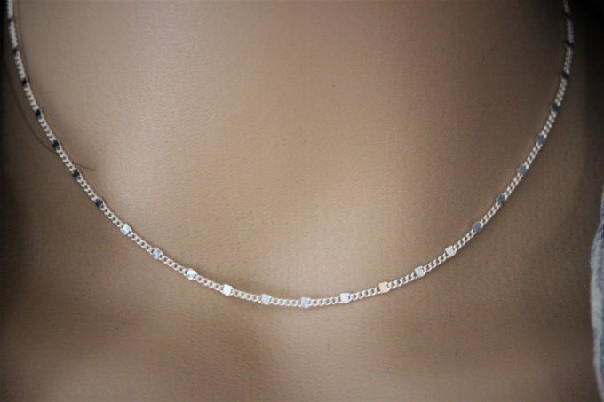 Collier argent massif chaine gourmette avec petits carrés plats