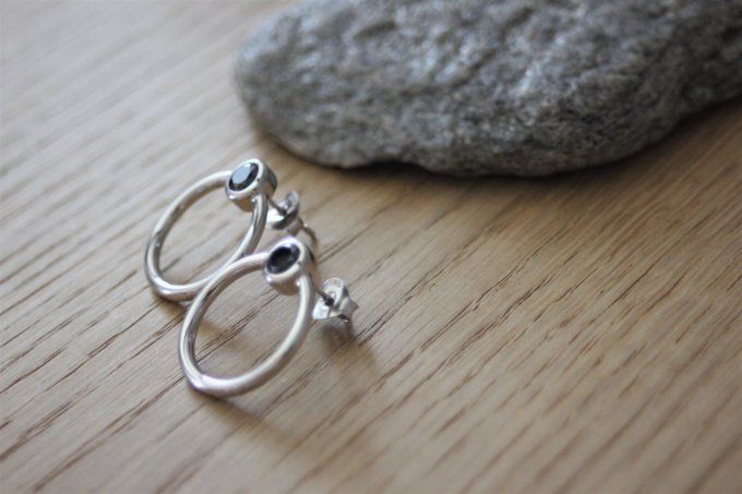 Boucles d'oreilles anneaux créoles en argent massif et cristal noir