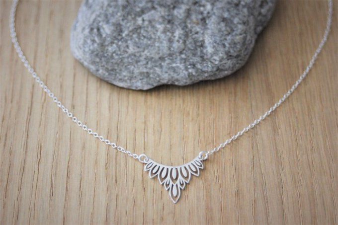 Collier argent massif pendentif triangle motif végétal