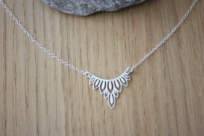 Collier argent massif pendentif triangle motif végétal