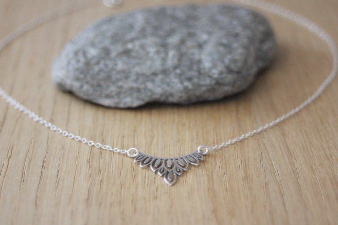 Collier argent massif pendentif triangle motif végétal