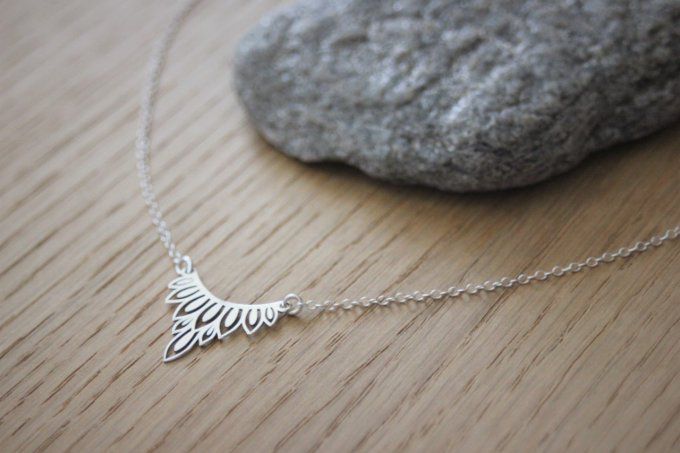 Collier argent massif pendentif triangle motif végétal