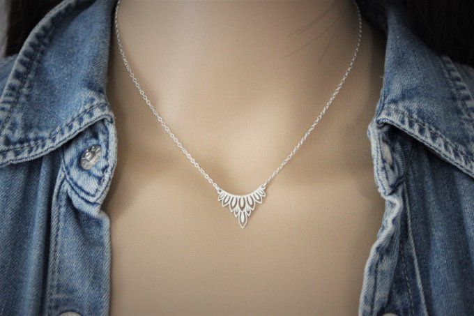 Collier argent massif pendentif triangle motif végétal