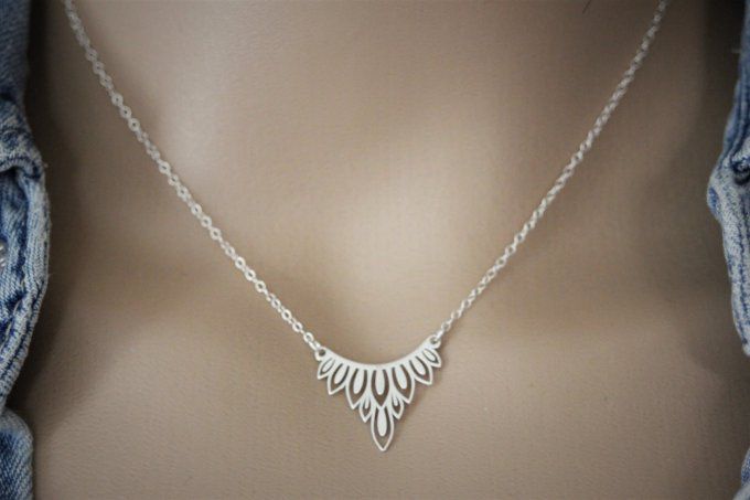 Collier argent massif pendentif triangle motif végétal