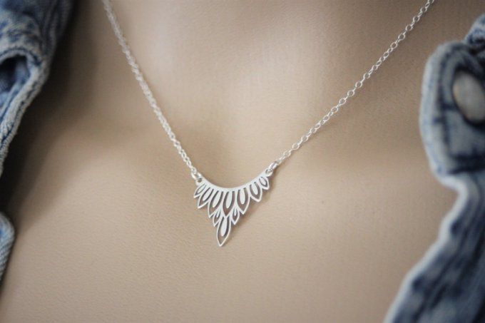 Collier argent massif pendentif triangle motif végétal