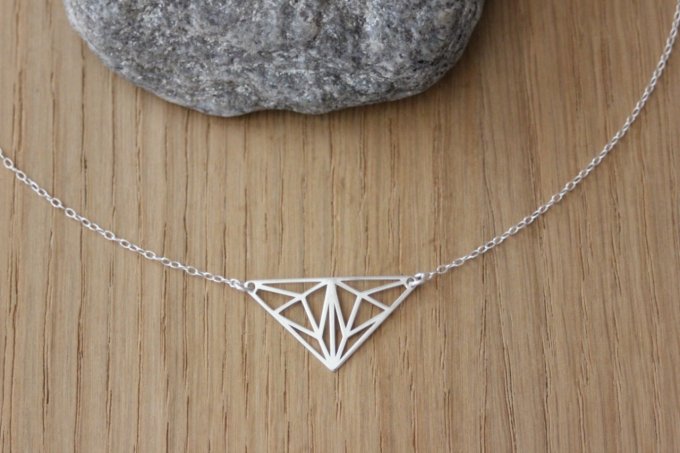 Collier argent massif pendentif triangle graphique style origami