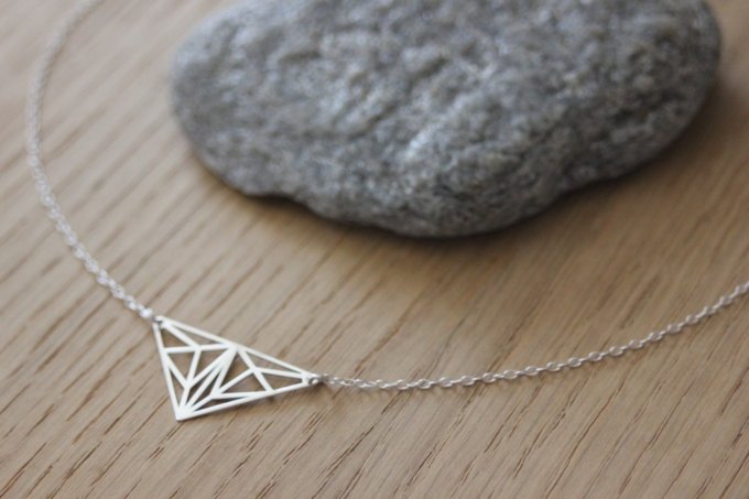 Collier argent massif pendentif triangle graphique style origami