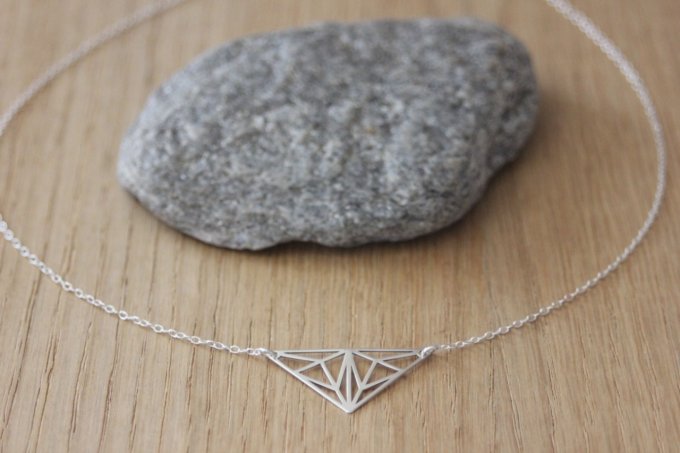 Collier argent massif pendentif triangle graphique style origami