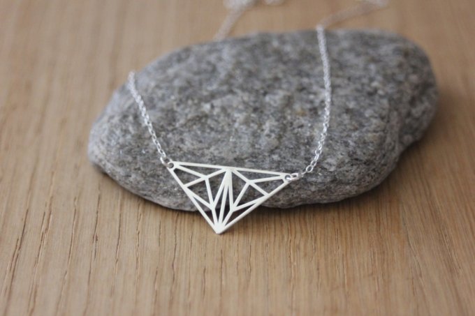 Collier argent massif pendentif triangle graphique style origami