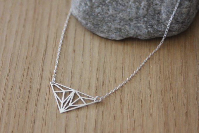 Collier argent massif pendentif triangle graphique style origami