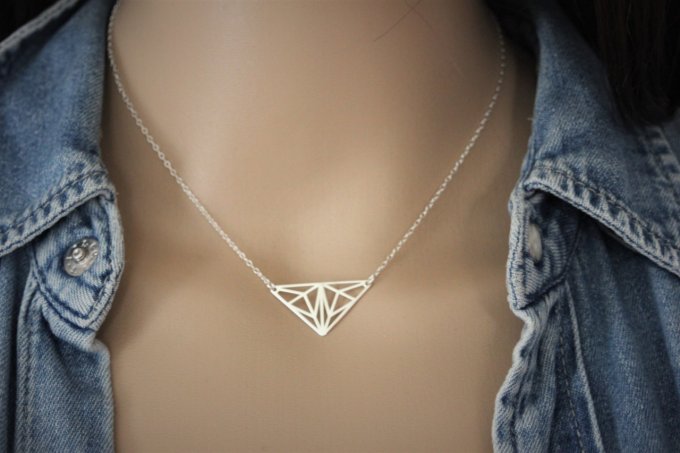 Collier argent massif pendentif triangle graphique style origami