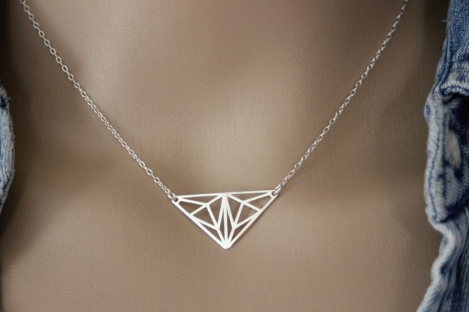 Collier argent massif pendentif triangle graphique style origami