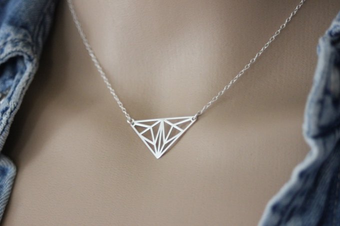 Collier argent massif pendentif triangle graphique style origami