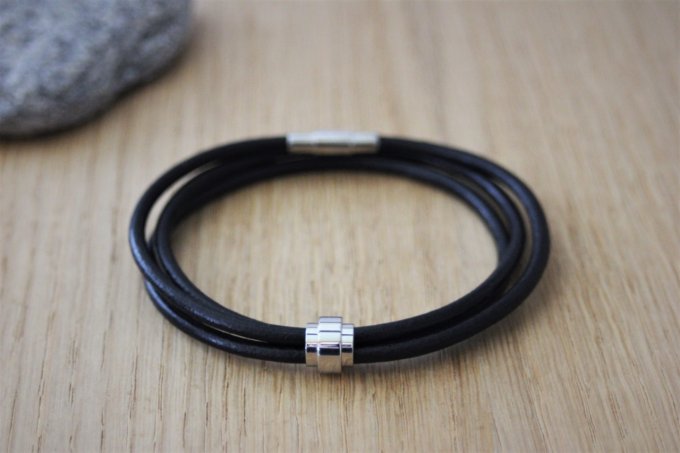 Bracelet cuir noir et perle tube acier inoxydable