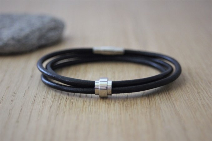 Bracelet cuir noir et perle tube acier inoxydable