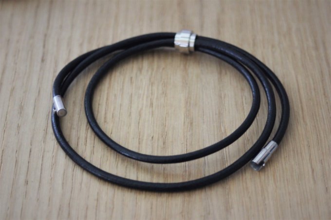 Bracelet cuir noir et perle tube acier inoxydable