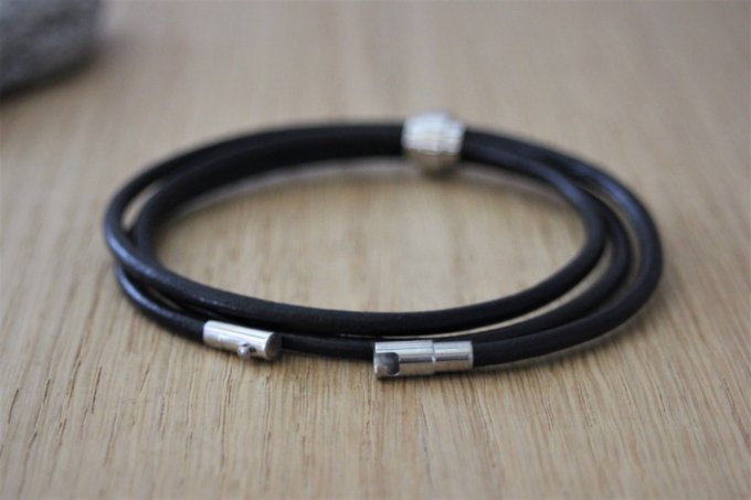 Bracelet cuir noir et perle tube acier inoxydable